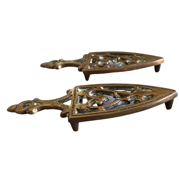 2 Antique footed Brass Trivet Old World Style Solid Swirl Scroll Set Pair 4.5” - Picture 3 of 6